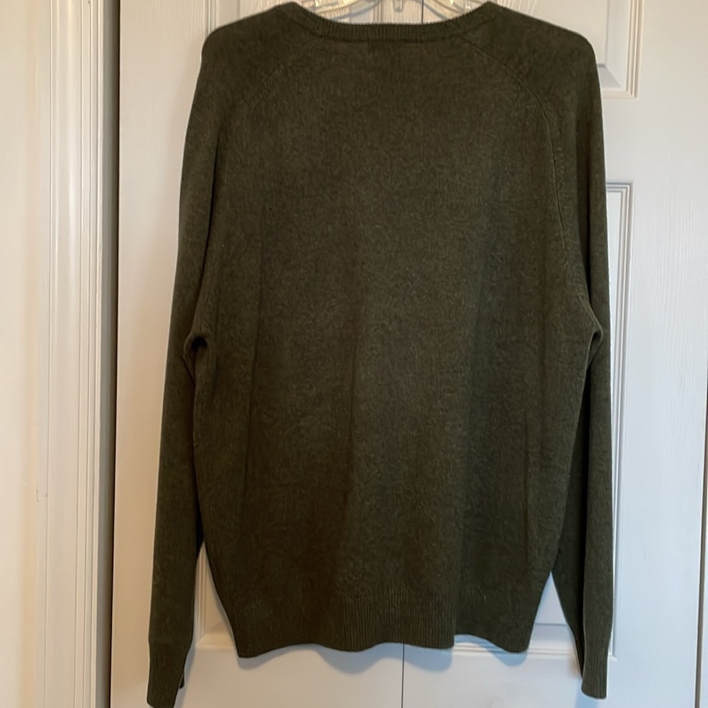Men’s LL Bean Sz XL 100% Lambs’ Wool olive knit sweater. V neck long sleeved - Picture 6 of 9